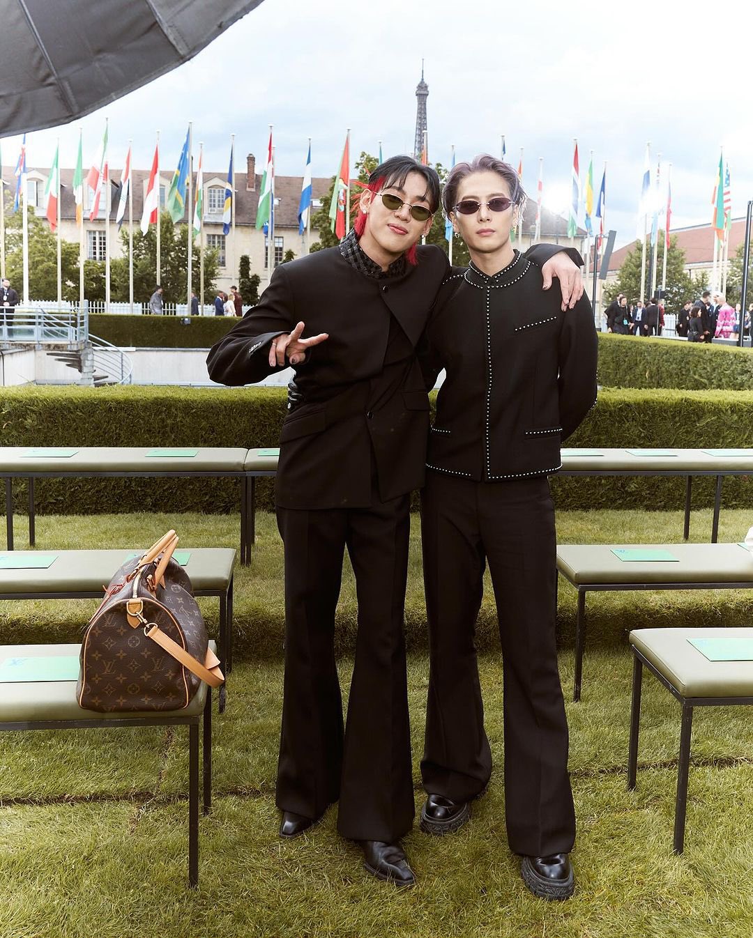Jackson Wang và BamBam GOT 7 tại show Louis Vuitton Men Xuân Hè 2025. Ảnh: Getty Images