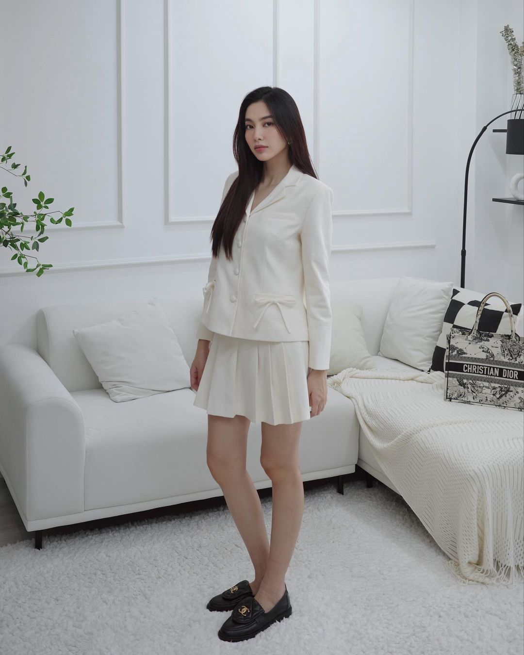 Áo blazer mix cùng chân váy trắng
