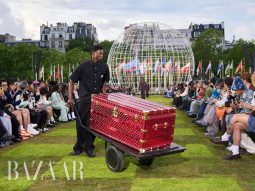 Louis Vuitton Men Xuân Hè 2025: Pharrell Williams nói lên tình yêu với nhân loại