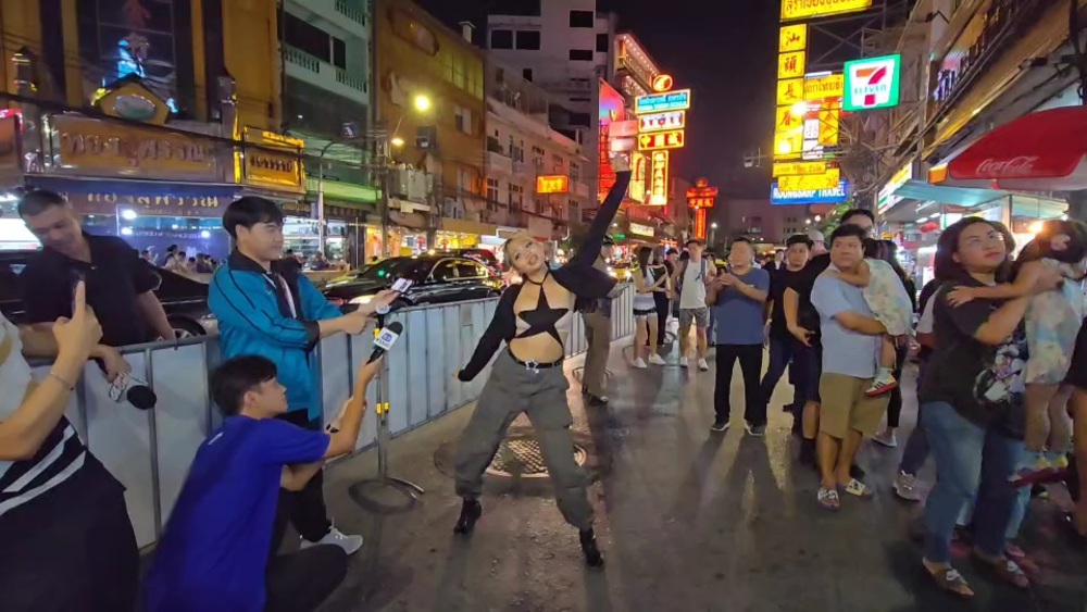 Người hâm mộ Lisa ghé thăm Chinatown ở Bangkok để quay dance cover Rockstar. Ảnh: Khaosod English
