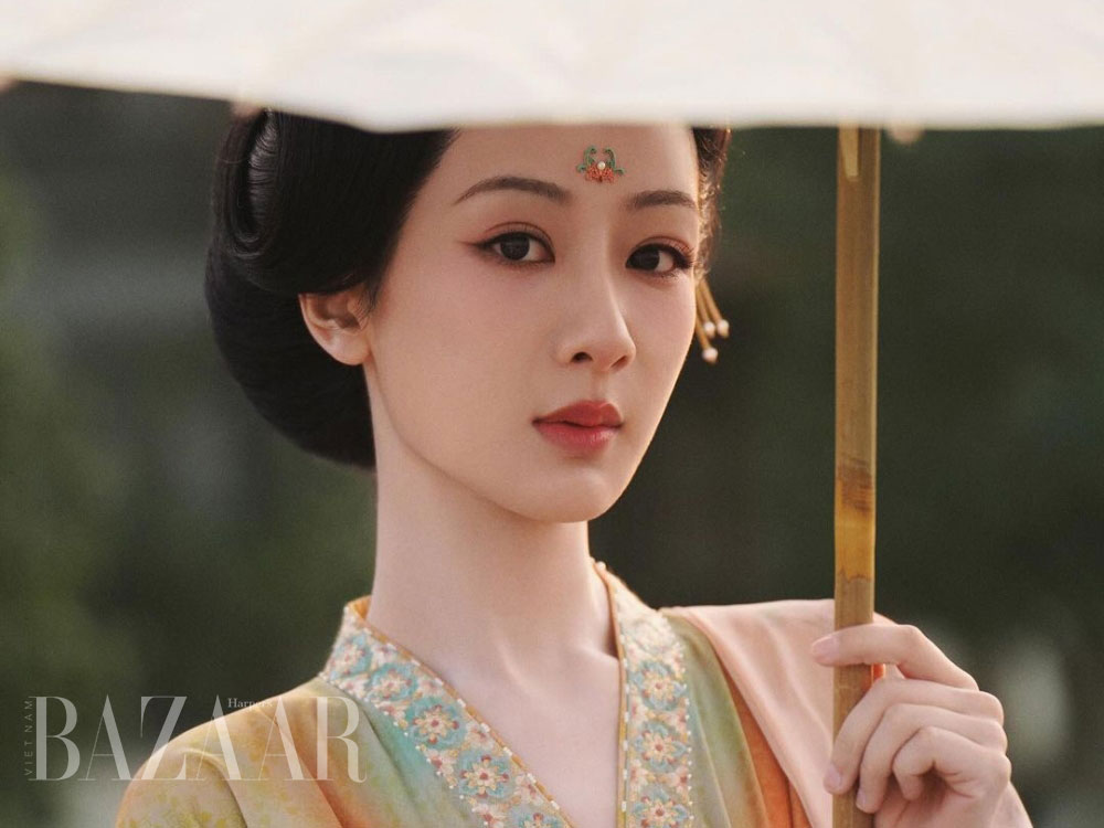 Dương Tử và cái duyên với những loài hoa trong sự nghiệp diễn xuất của cô. Ảnh: Weibo