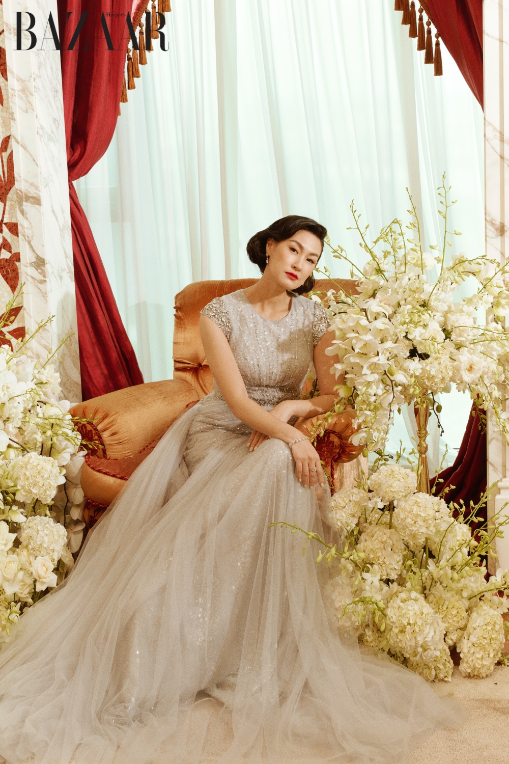 Một thiết kế ánh bạc khác trong BST Isabelle của Linh San Couture. 