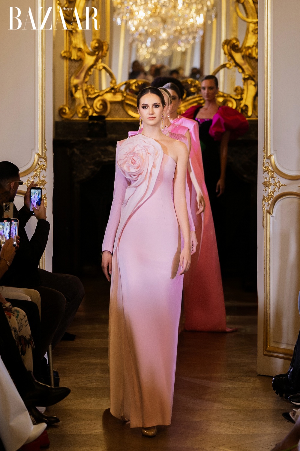 Quang cảnh buổi trình diễn BST của I.H.F Aterlier thuộc Paris Fashion Week Xuân Hè 2025. 