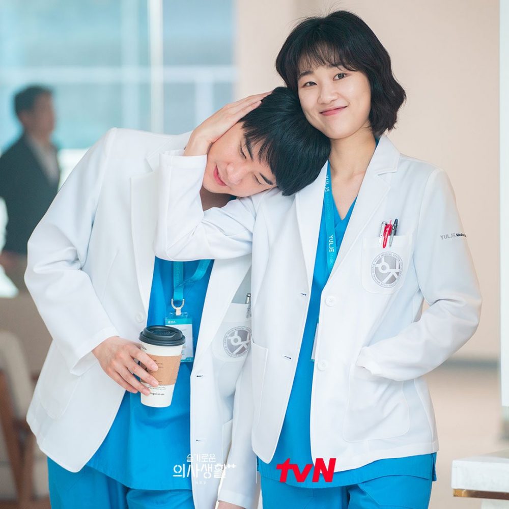 Các phim và chương trình truyền hình có sự tham gia của Ha Yoon Kyung: Những bác sĩ tài hoa 1 & 2 – Hospital Playlist season 1 & 2 (2020-2021)