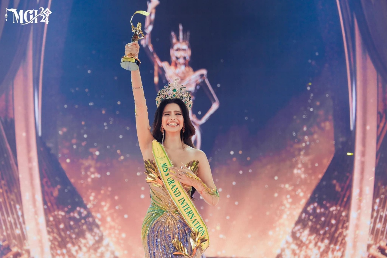 Chiếc đầm Miss Grand Ấn Độ, Rachel Gupta, diện khi đăng quang Miss Grand International 2024 do Thượng Gia Kỳ thiết kế. 