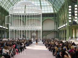 Chanel Xuân Hè 2025: Chiếc lồng son trống rỗng trong lòng Grand Palais