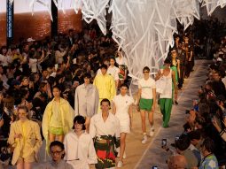 Sàn Lacoste runway Xuân Hè 2025: Tennis to the seaside