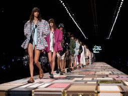 Sàn diễn ghép từ rương tại show Louis Vuitton Xuân Hè 2025