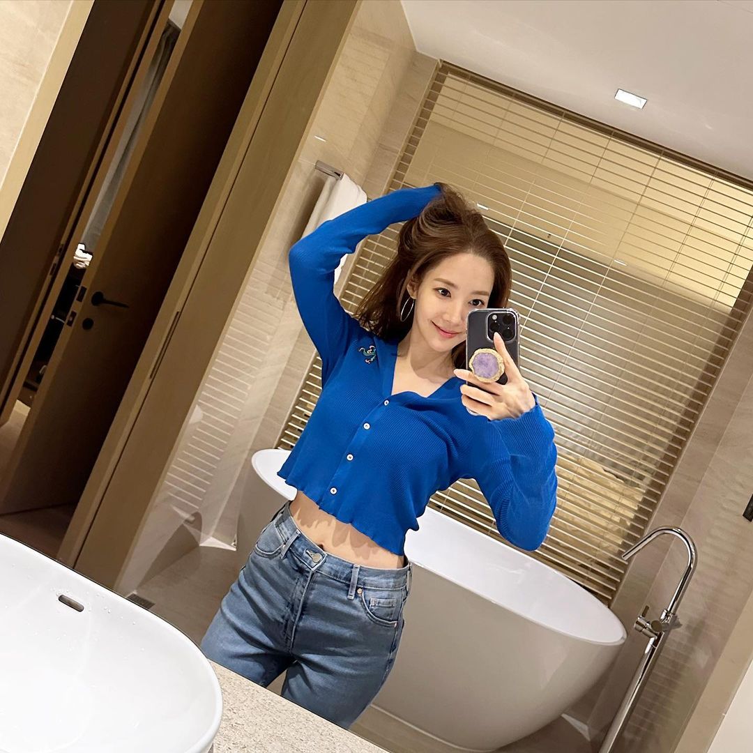 Phối đồ với áo len croptop dài tay