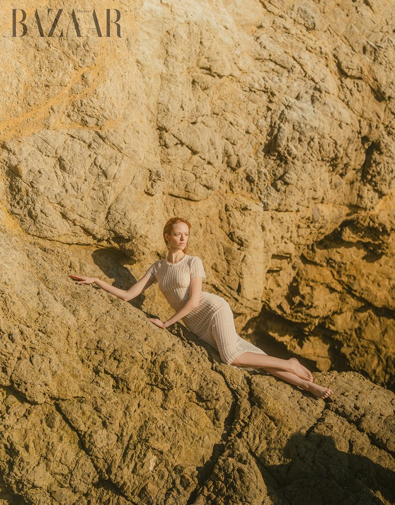 Bộ ảnh Archipelago chụp người mẫu Ashley BeLoat | Harper's Bazaar Việt Nam