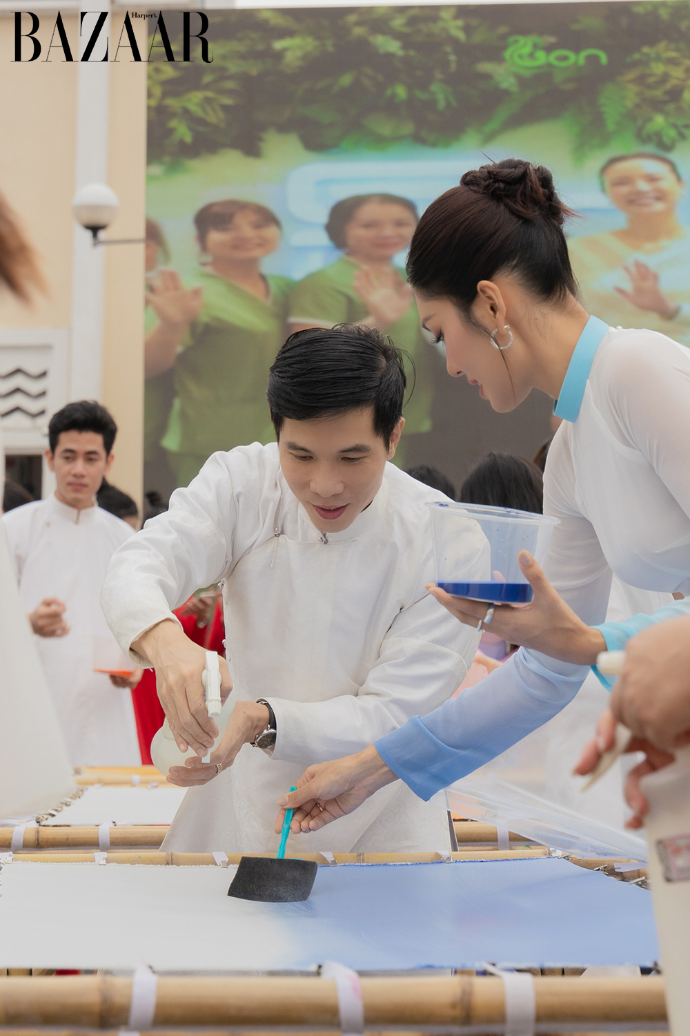 NTK Trung Đinh hướng dẫn á hậu Thảo Nhi Lê cách nhuộm lụa ombré