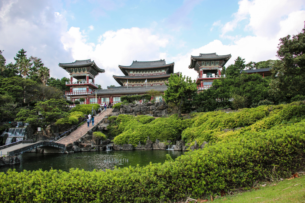 tour du lịch đảo Jeju từ TPHCM tại chùa Yakcheonsa