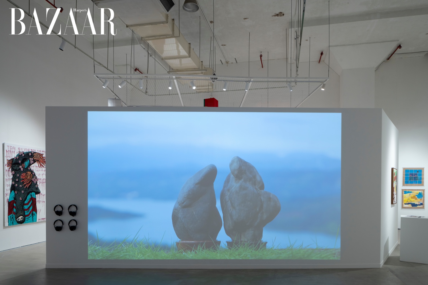 Tác phẩm The world was on fire and No one could save it but You của nghệ sĩ Tulip Duong, từ CUC Gallery, Việt Nam. Ảnh: Darren Soh.