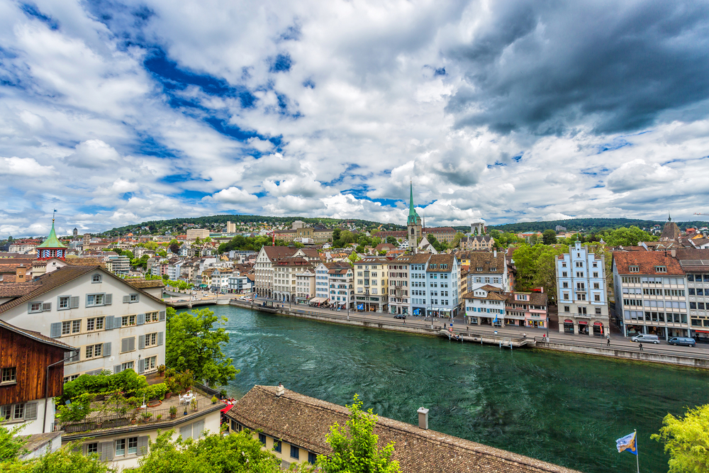 Những điểm du lịch Thụy Sĩ trong phim Hạ cánh nơi anh: Quảng trường Lindenhof, Zurich