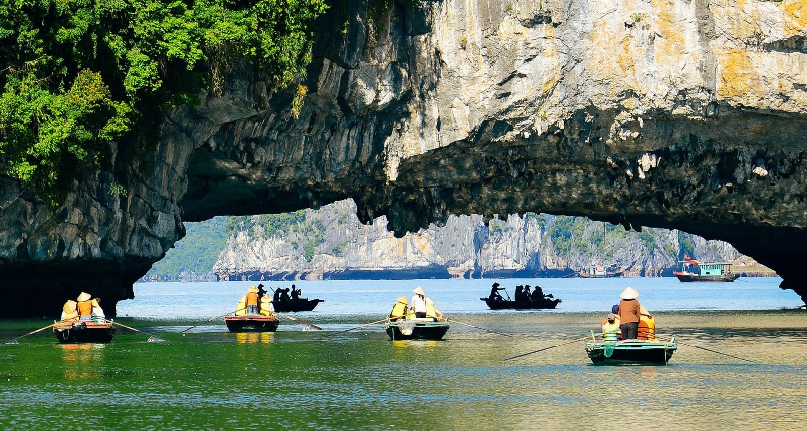 Các địa điểm du lịch ở Hạ Long: Hang Luồn