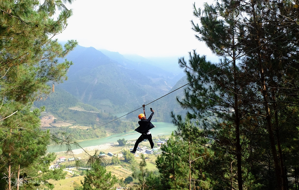 Trượt zipline ở Tú Lệ
