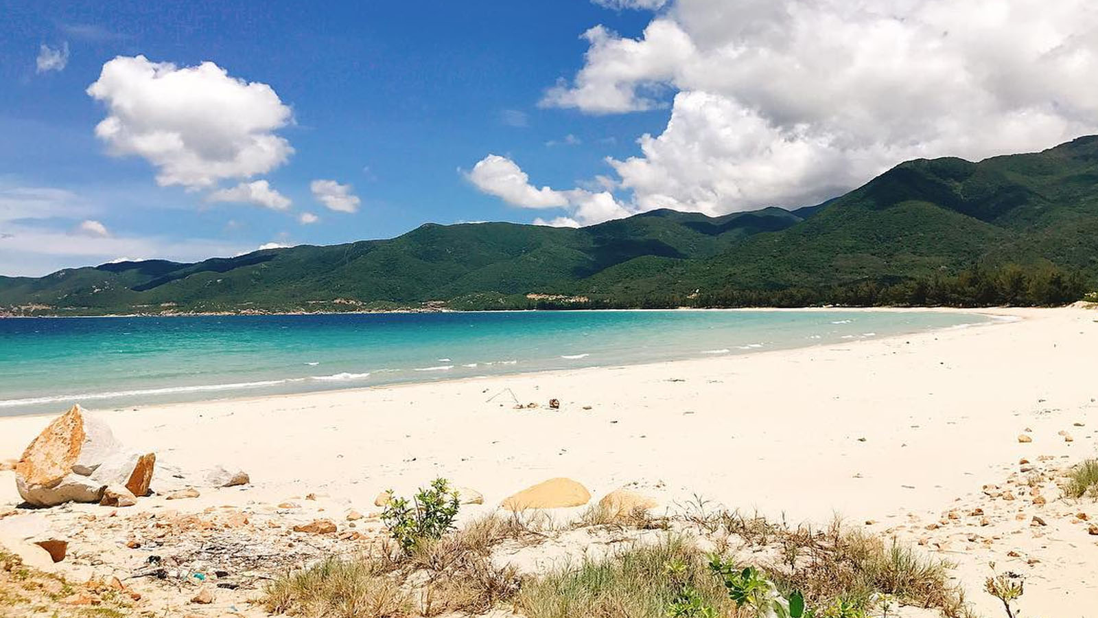 bãi biển hoang sơ
