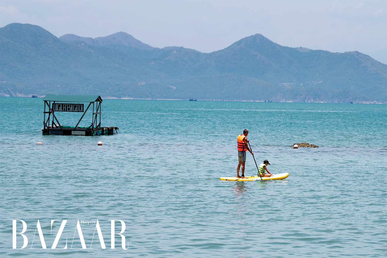 Chèo kayak trên vịnh Ninh Vân, du khách sẽ được chiêm ngưỡng vẻ đẹp thiên nhiên thanh bình