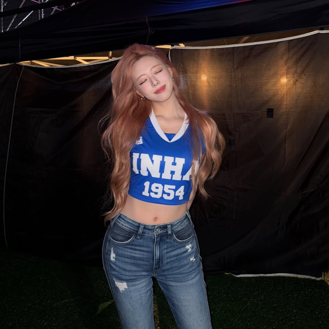 Phối đồ đi bar với áo croptop và quần jean