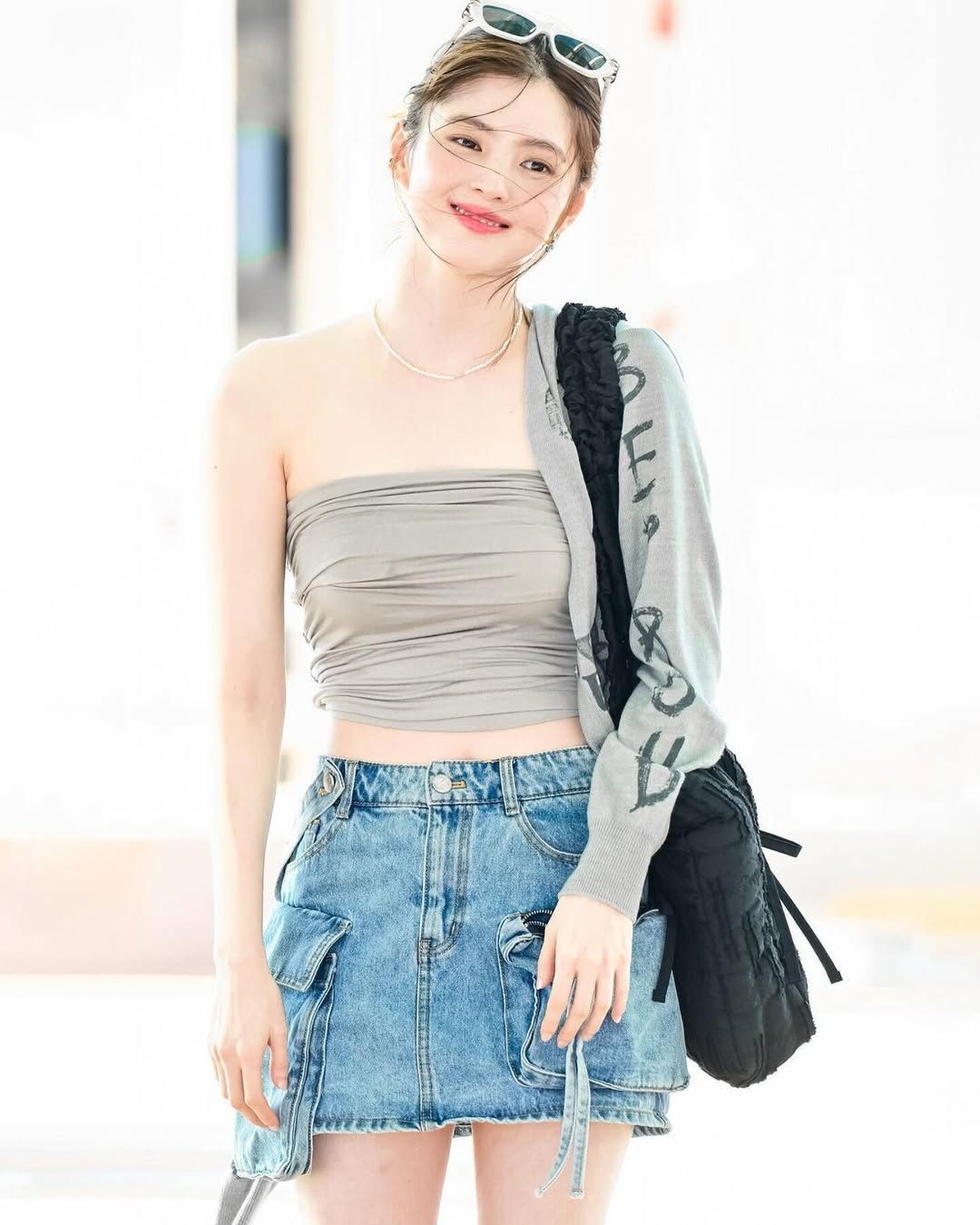 Đi bar mặc gì? Áo cúp ngực và chân váy jean ngắn