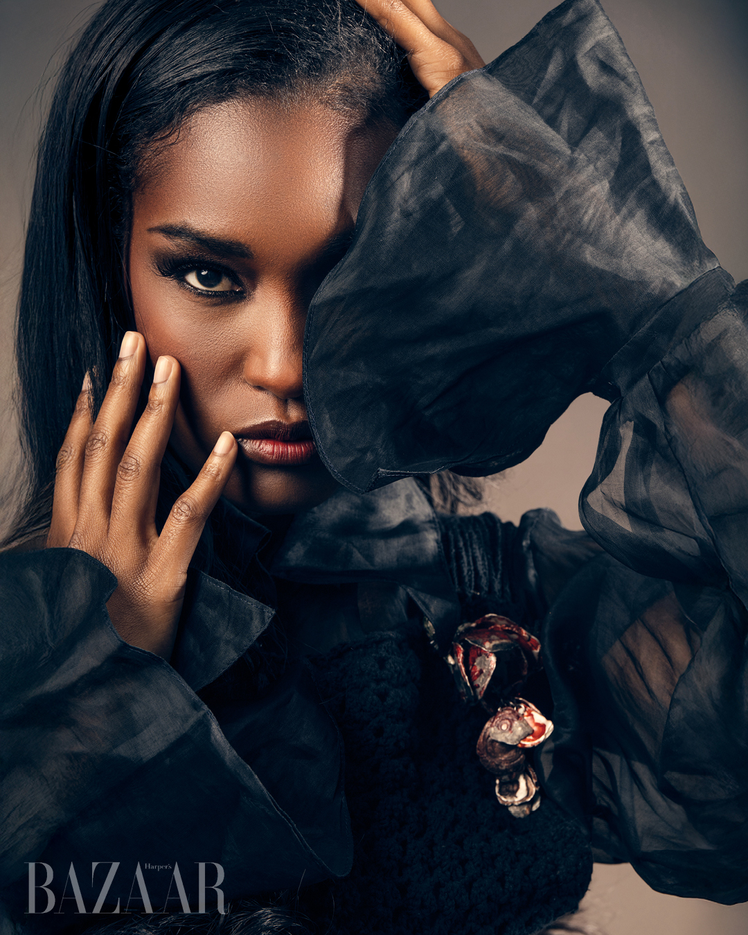 Người mẫu Davina Bennett sắc sảo trong bộ ảnh "Fierce" của Panayiotis Dimopoulos. Đầm dệt kim, Axel Hardy TM. Sơ mi, Cé Le Nom Cài áo, Bybay Atelier.