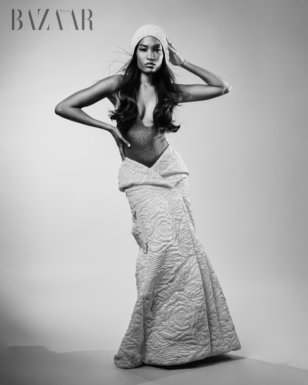 Người mẫu Davina Bennett sắc sảo trong bộ ảnh "Fierce" của Panayiotis Dimopoulos. Áo tắm, Sol Of Eos. Áo choàn, Believe By Tuula Rossi.