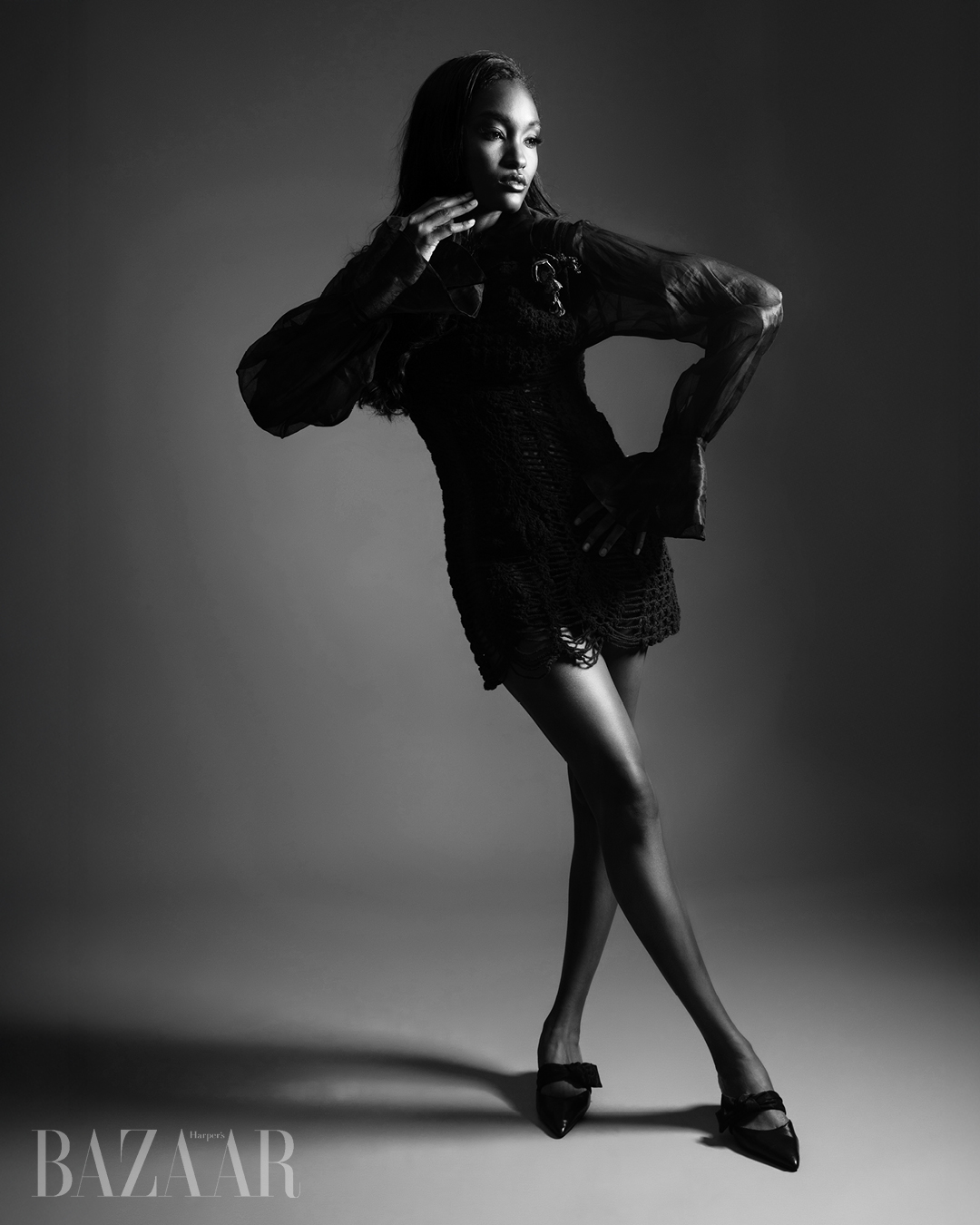 Đầm dệt kim, Axel Hardy TM. Sơ mi, Cé Le Nom Cài áo, Bybay Atelier. Giày, Atana.