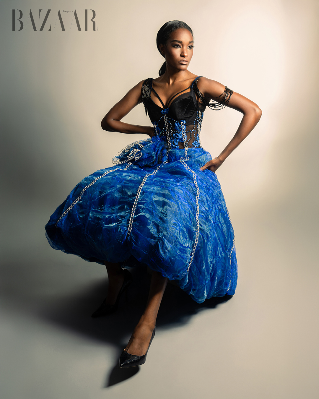 Người mẫu Davina Bennett sắc sảo trong bộ ảnh "Fierce" của Panayiotis Dimopoulos. Áo bra, Bradelis New York. Đầm, Lorena Cordero.