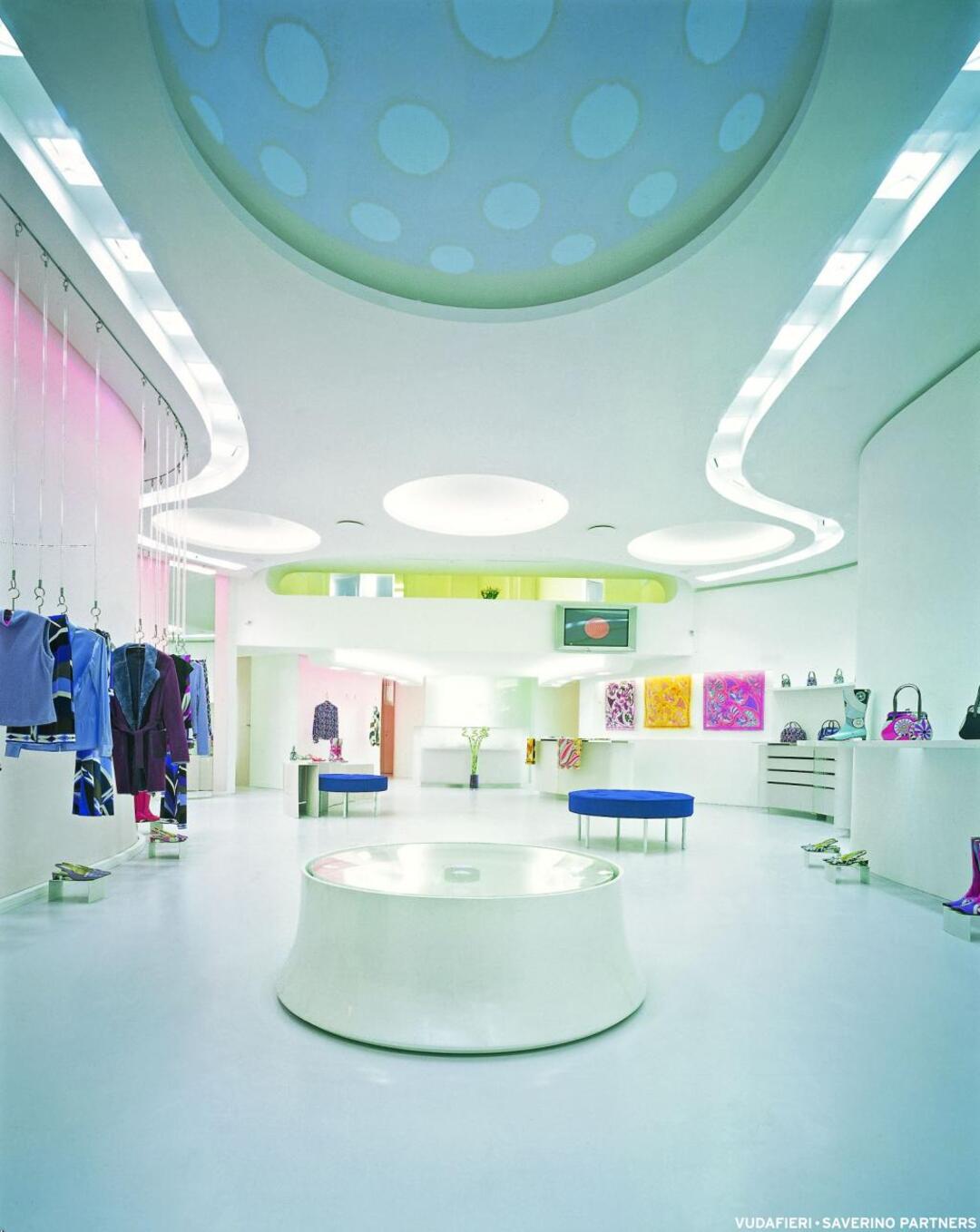 Cửa hàng của Pucci trong giai đoạn 2000-2010, theo phong cách Space Age.
