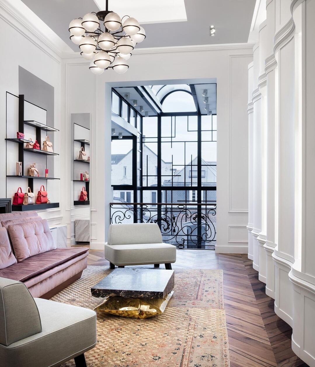 …và cửa sổ theo thiết kế tân tạo hình của Mondrian.