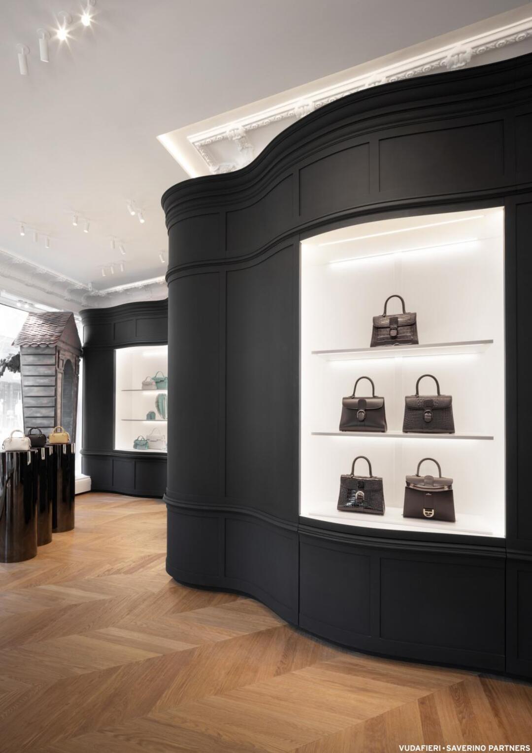 Delvaux London, Anh với sắc đen chủ đạo. Ảnh: Vudafieri Saverino Partners