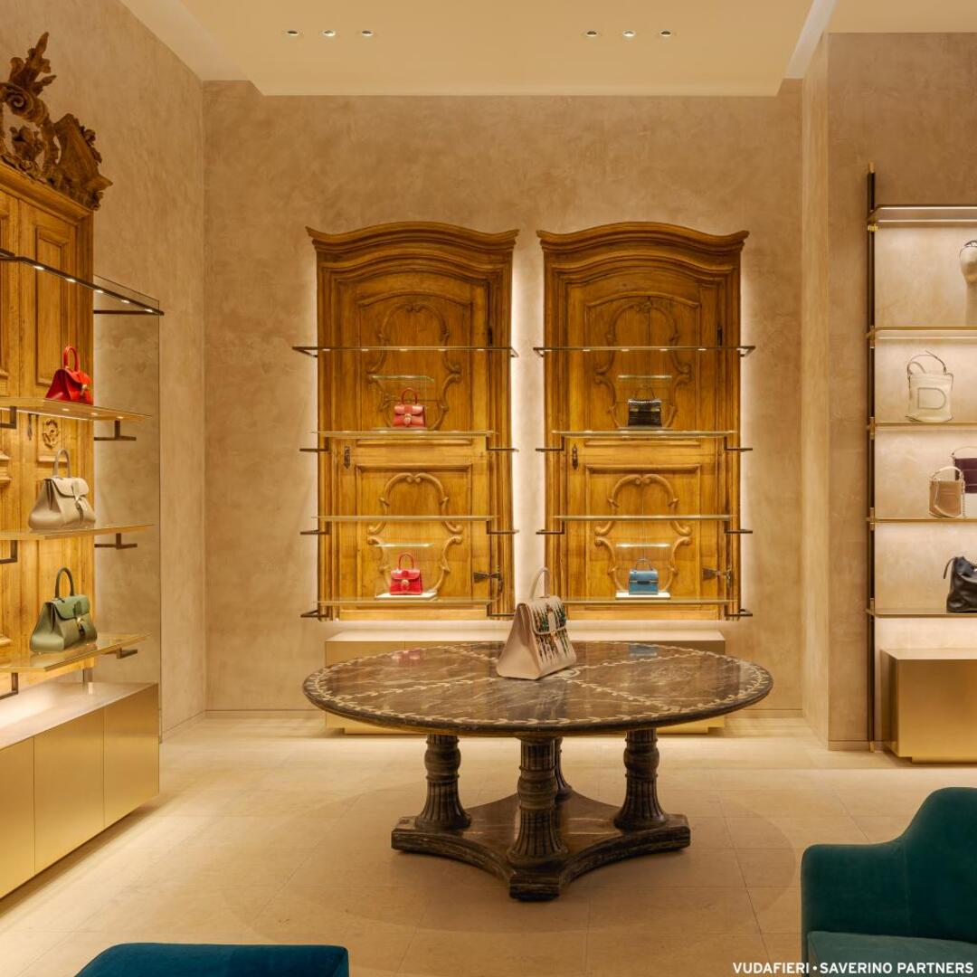 Delvaux Paris, Pháp.