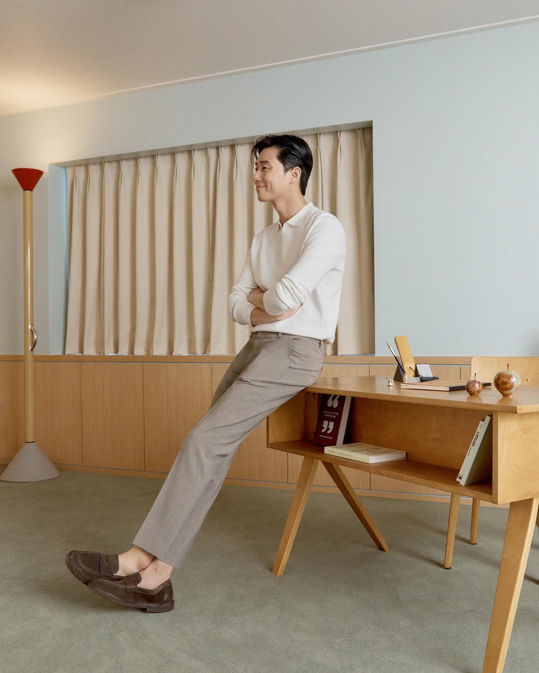 Phối áo polo dài tay và quần âu trắng