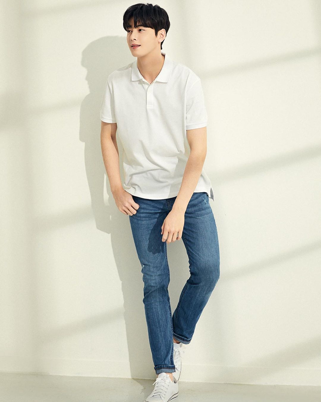 Áo polo mặc với quần gì? Quần jean xanh