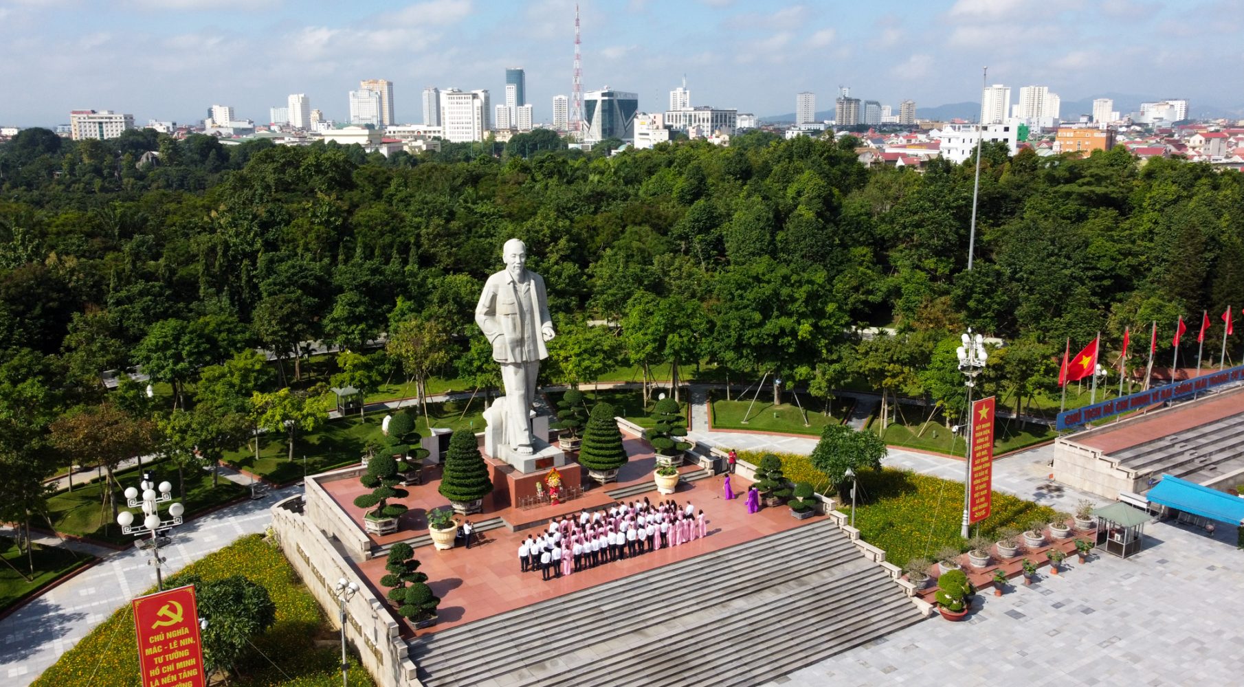 Quảng trường và tượng Chủ tịch Hồ Chí Minh