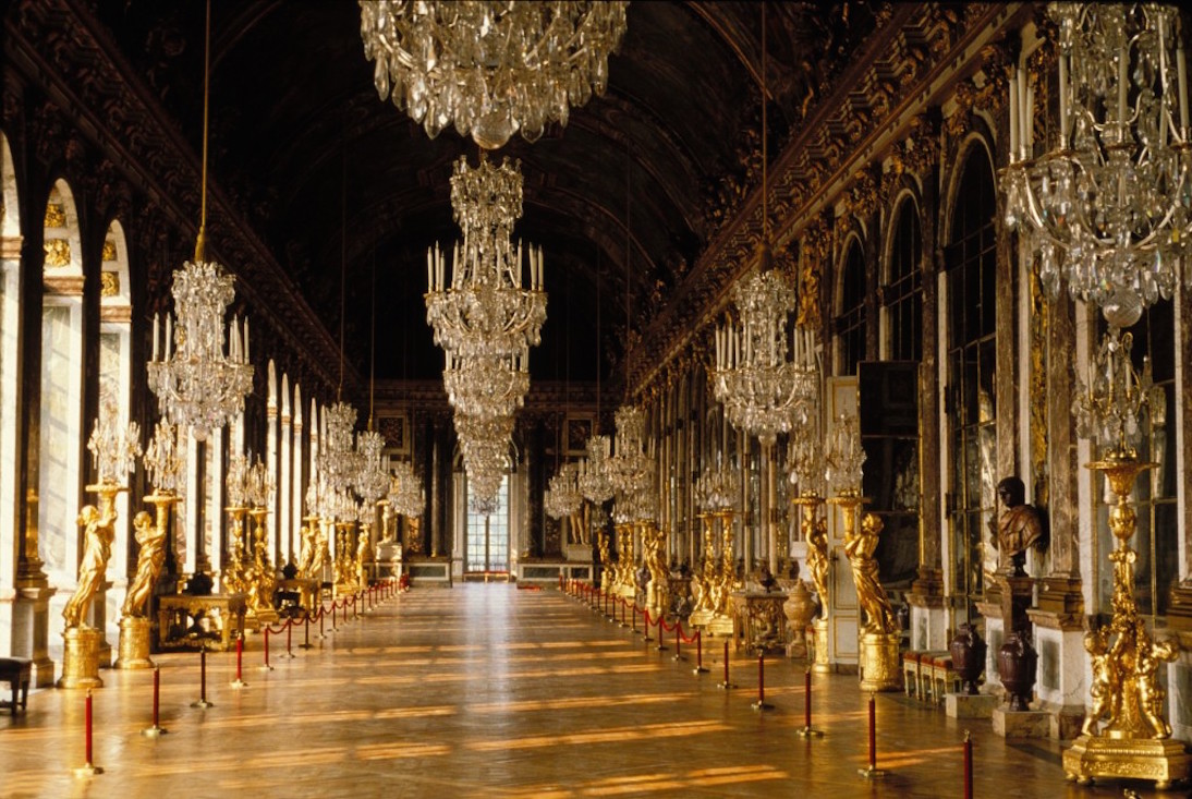 Cung điện Versailles tráng lệ với phong cách nội thất theo chủ nghĩa tối đa. 