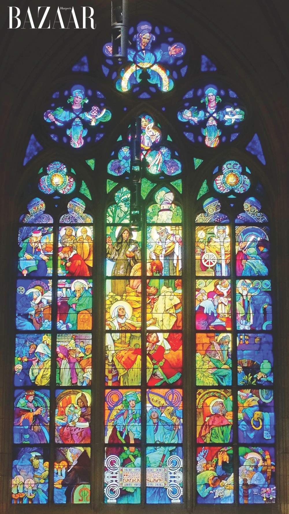 Ô cửa kính màu do Alphonse Mucha thiết kế theo phong cách Art Nouveau, tại Nhà thờ Thánh Vitus.