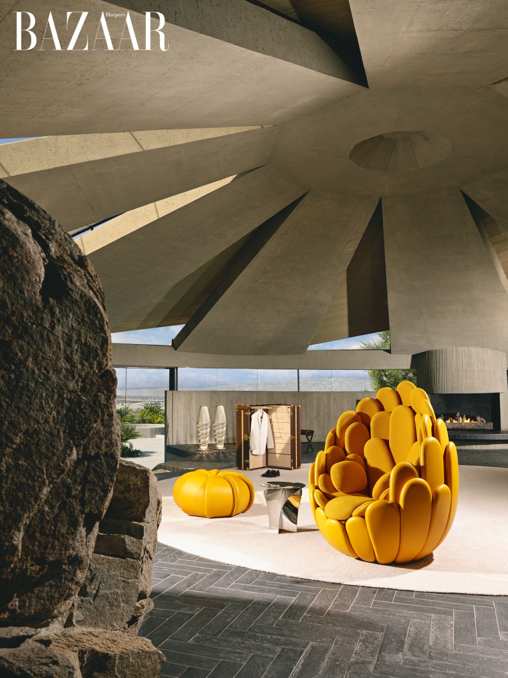 Ghế Bulbo (phải) do Campana Brothers thiết kế, thuộc bộ sưu tập nội thất Objets Nomades. Mang trong mình vẻ đẹp hiếm lạ của một loài hoa nhiệt đới, mỗi cánh hoa được bọc bằng da thượng thặng của Louis Vuitton.