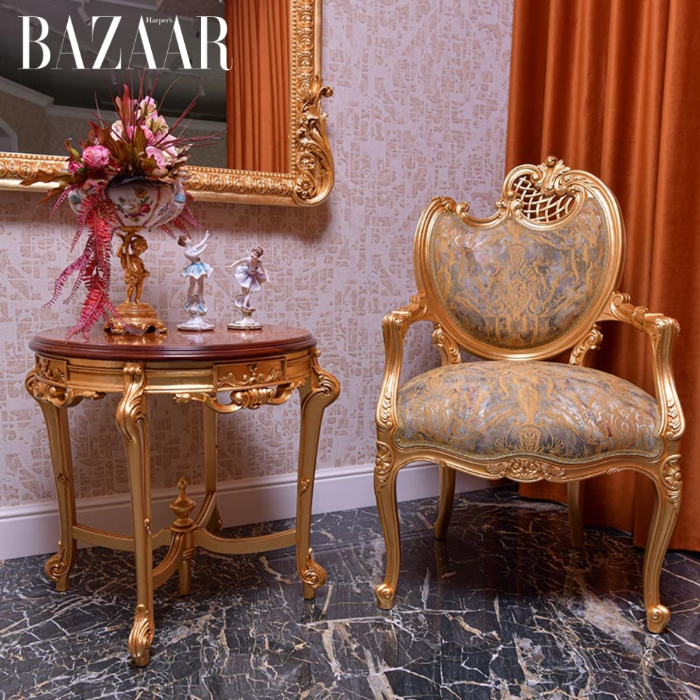 Ghế bành phong cách Rococo với những đường nét mềm mại, tông màu pastel ngọt ngào.