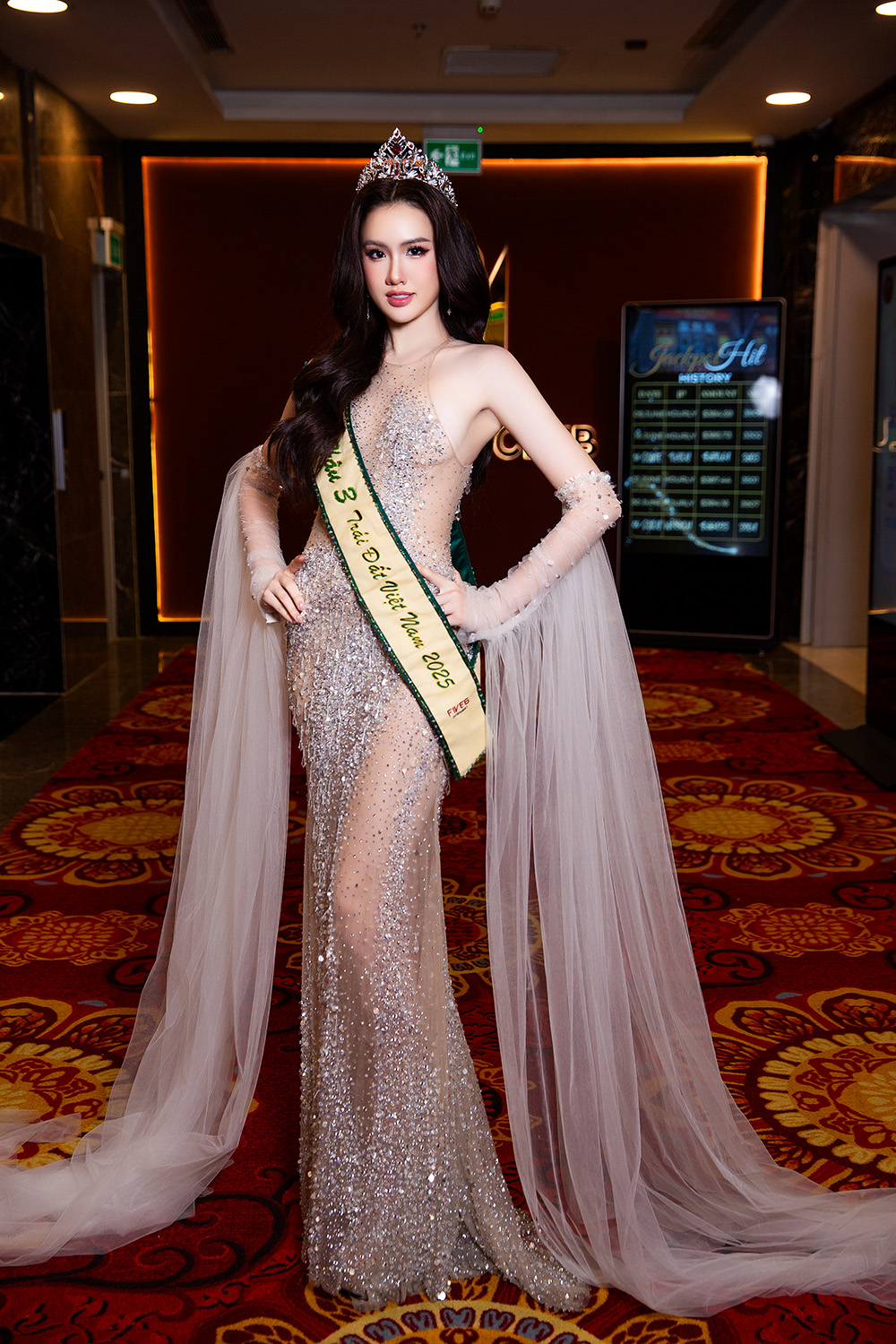 Trịnh Mỹ Anh đến từ Hà Nội, là sinh viên trường Đại học Thương mại. Người đẹp cao 1,75 m, số đo ba vòng: 85-64-95 cm.