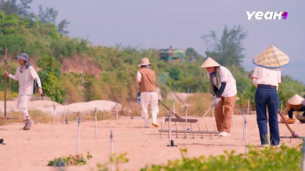 Gia đình Haha tập 5: Dàn cast học cách trồng tỏi, làm muối trên biển đảo Quảng Ngãi