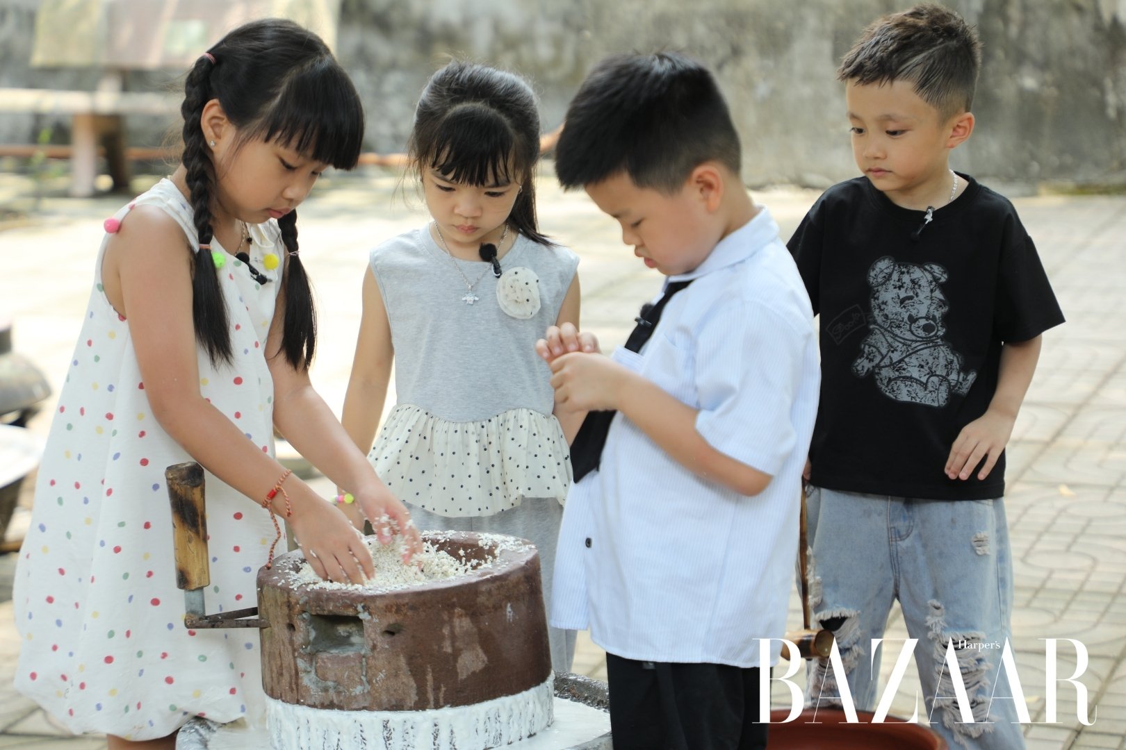 Bố ơi mình đi đâu thế? tập 9: Dàn cast lần đầu hát xẩm, xay bột làm bánh đa