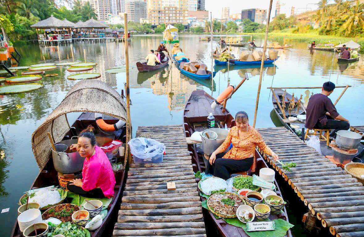 Thưởng thức ẩm thực đặc sắc