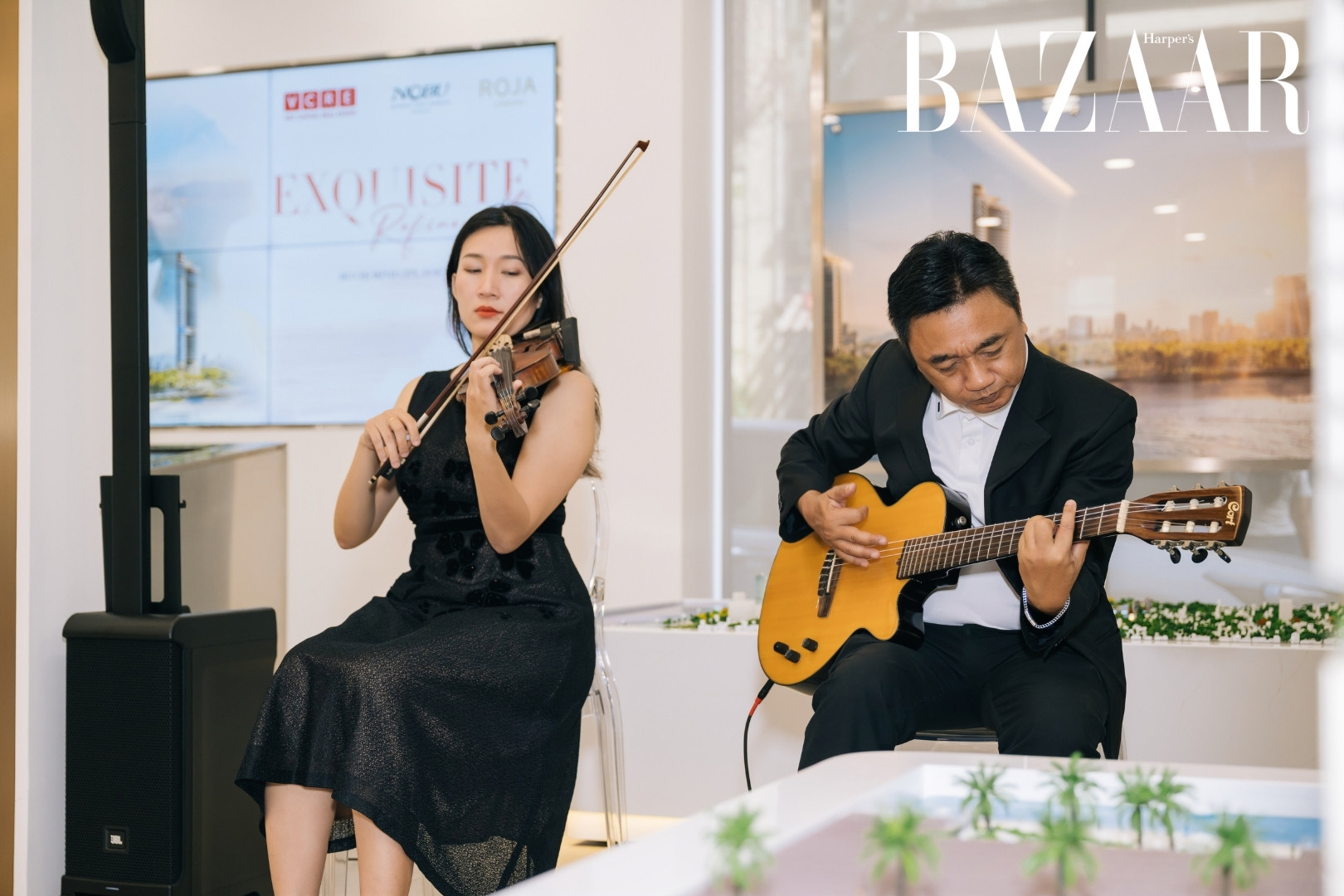 Âm nhạc khẽ khàng dẫn lối khách mộ điệu bước vào không gian nghệ thuật của sự kiện