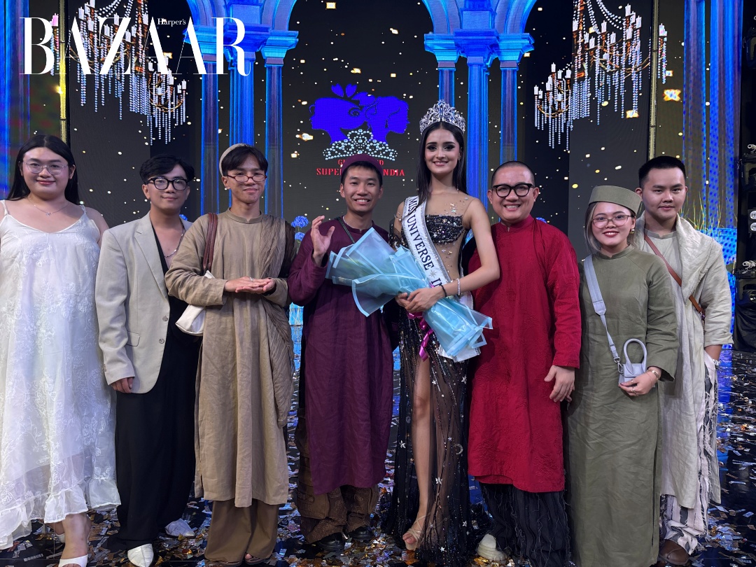 Nhà thiết kế Huỳnh Bảo Toàn (áo dài đỏ) của Song Toàn và ê-kip cùng Hoa hậu Hoàn vũ Ấn Độ 2025 ngay sau khi đăng quang. 