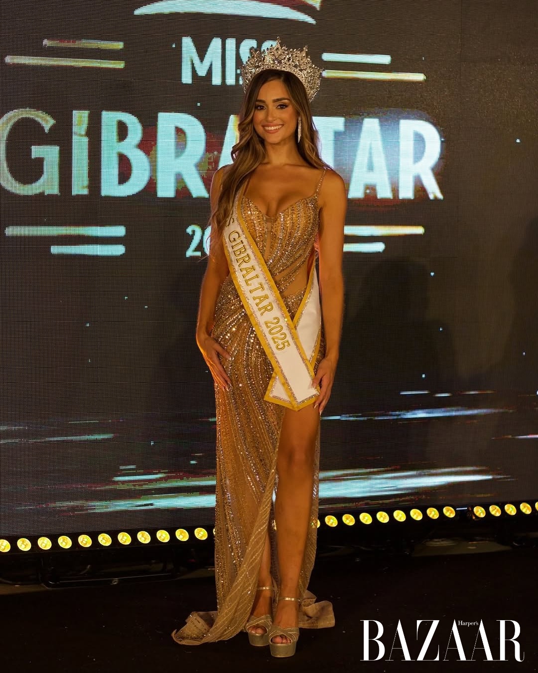 Một thiết kế khác của Song Toàn đồng hành trong khoảnh khắc đăng quang Tân Hoa hậu Thế giới Gibraltar 2025 của Julia Hornee. 