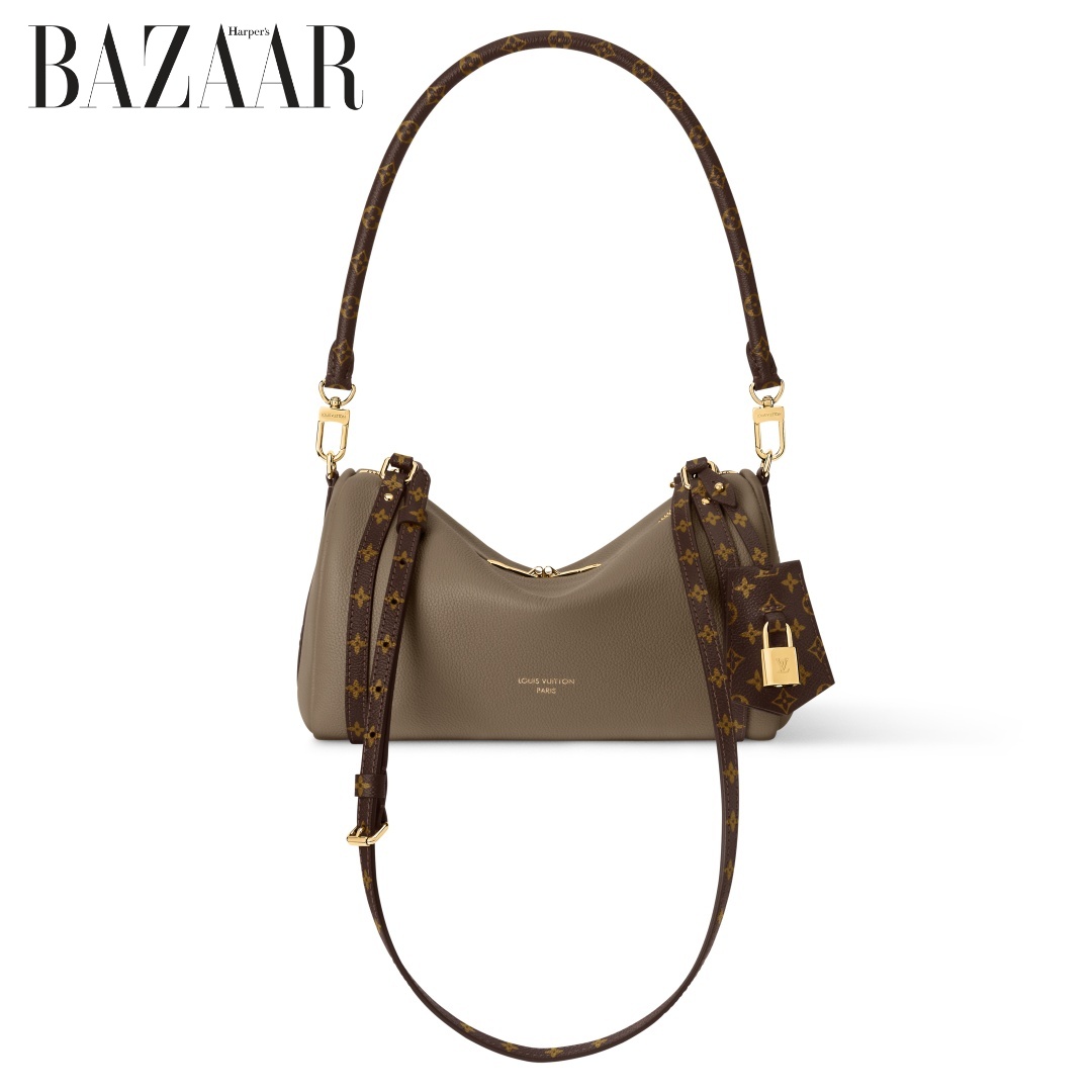 Phiên bản túi Express kích cỡ PM, chế tác từ da bê sần, viền và lót họa tiết Monogram di sản. 