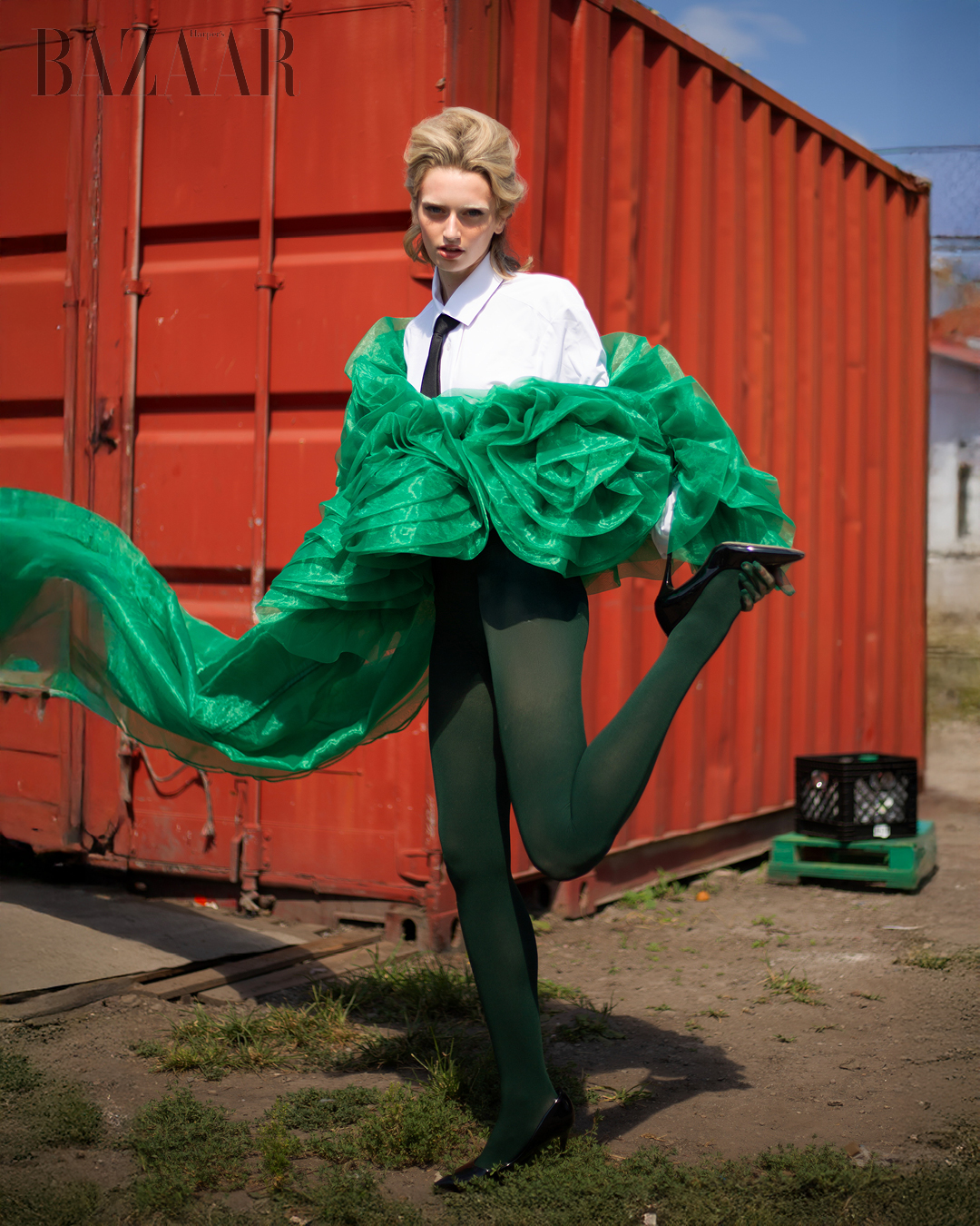 Sự đối lập – Con người và thép. Ảnh: Ryan Barhaug 6