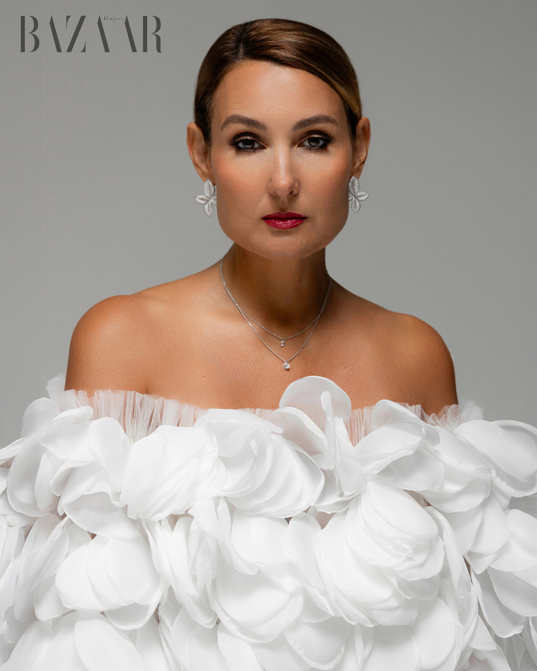 Người mẫu Shchekina Natalie trong sắc đầm trắng bồng bềnh.