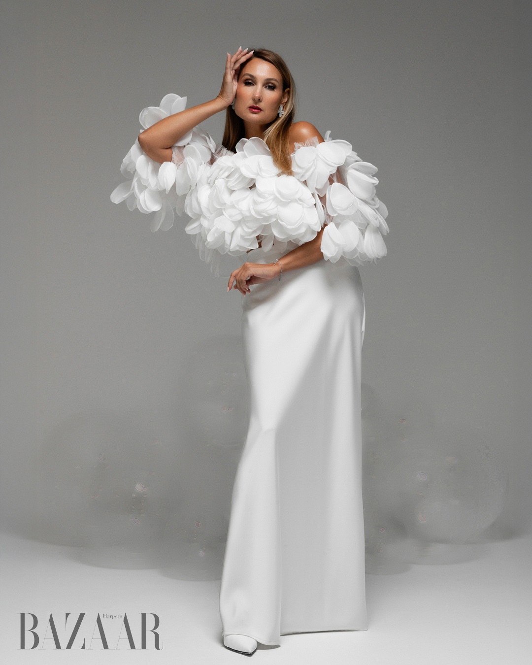 Màu trắng mô tả vẻ tinh khiết, mềm mại trong nữ tính.